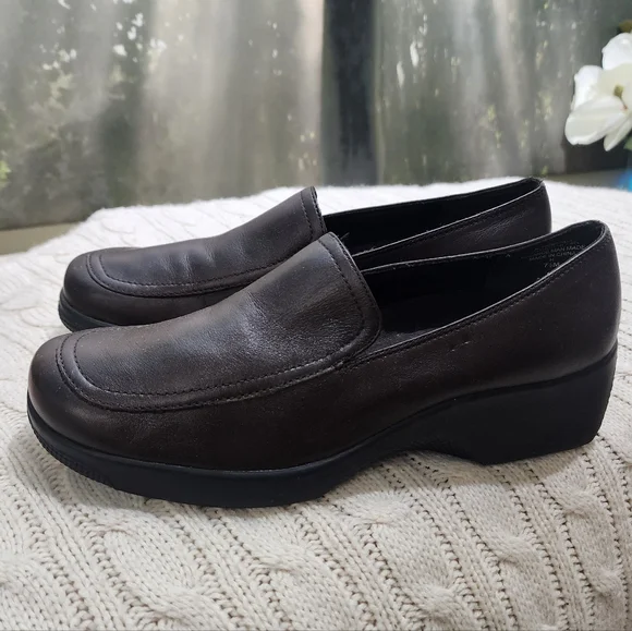 Easy Spirit Women's Dark Brown Loafers - Picture 1 of 9